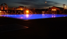 Venkovní bazén v noci